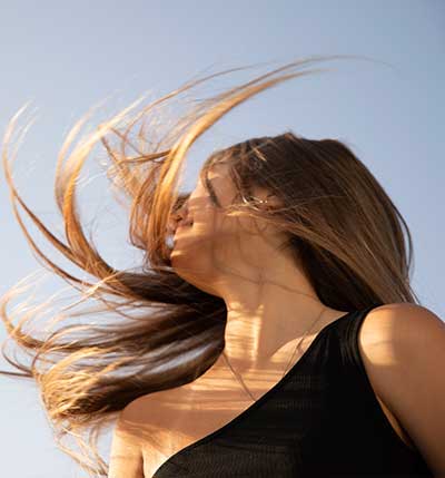 imagen de mujer con cabello sano para promocionar blog de salud capilar
