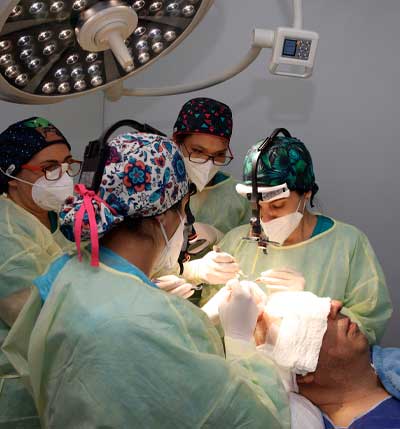 equipo médico realizando un injerto de pelo con la técnica FUSS