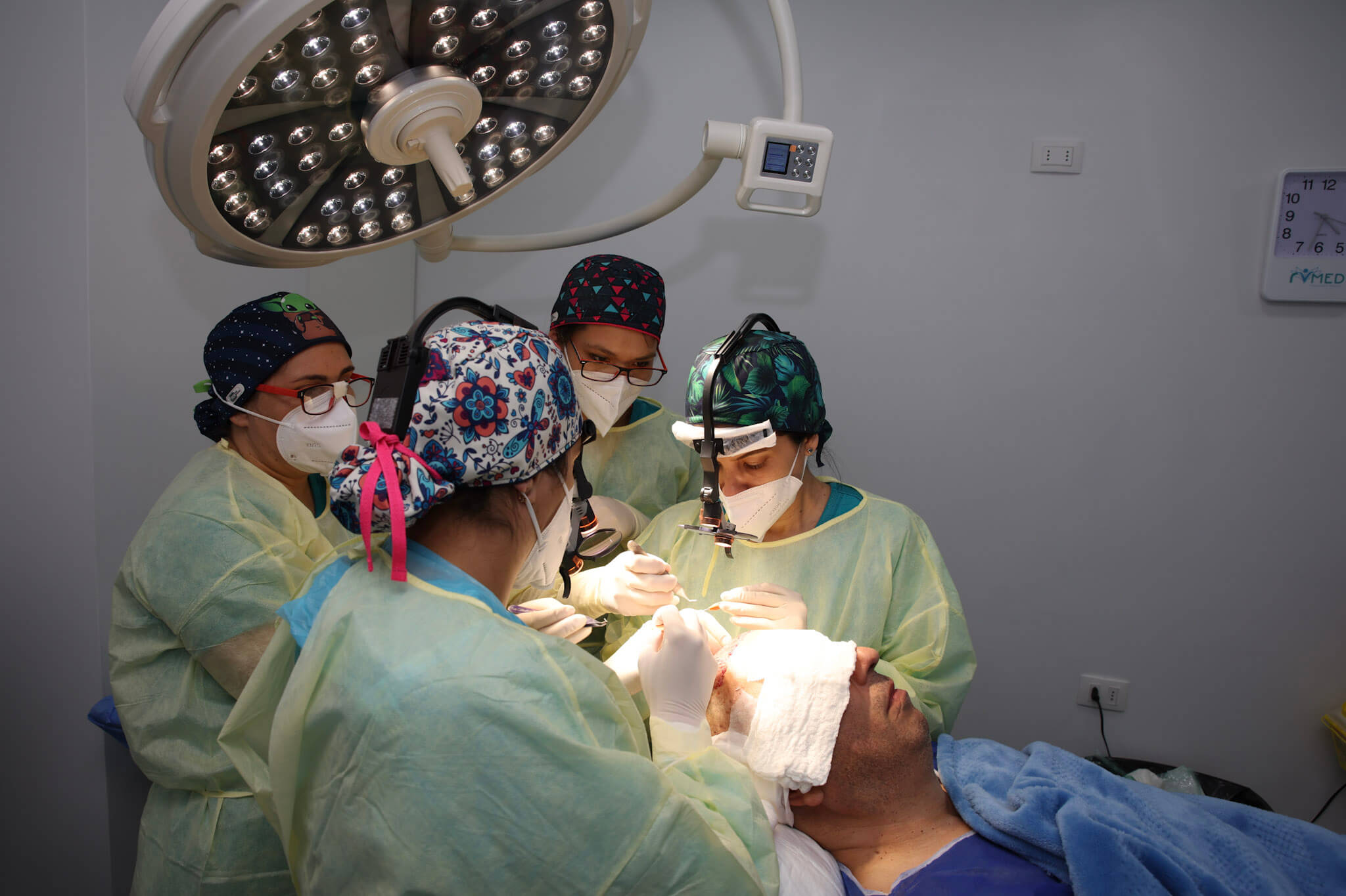 Equipo médico realizando implante capilar tipo FUSS