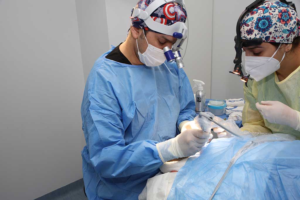 dr bravo crisostomo realizando implante capilar